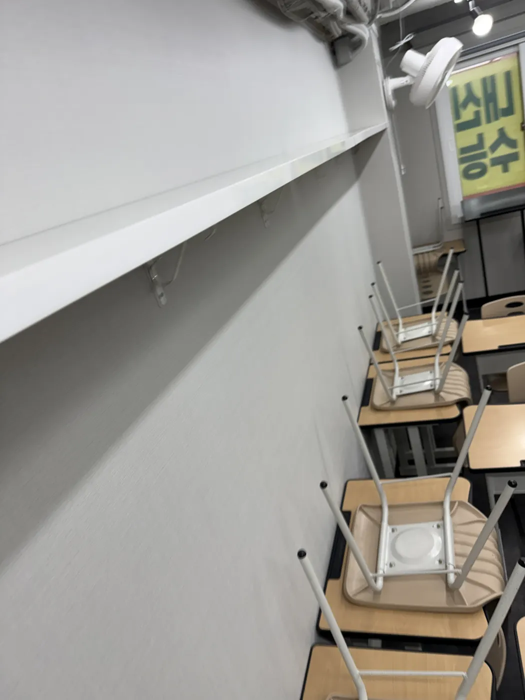 달동 학원청소 시공 현장 — 바닥 마감 상태