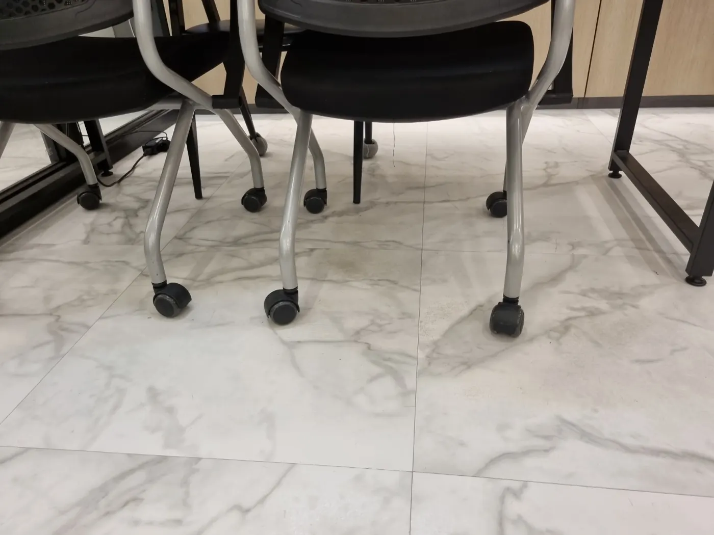 가대동 학원청소 시공 현장 — 바닥 마감 상태