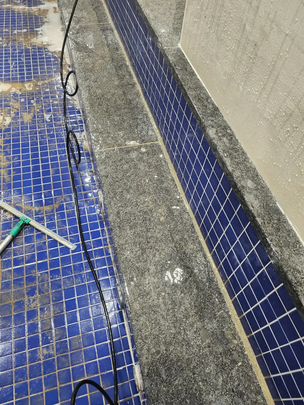 울산광역시 목욕탕청소 시공 현장 — 탕 내부 세정
