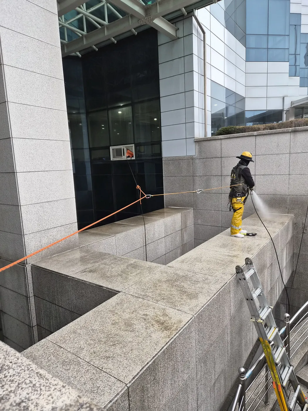 울산광역시 외벽청소 시공 현장 — 로프 작업