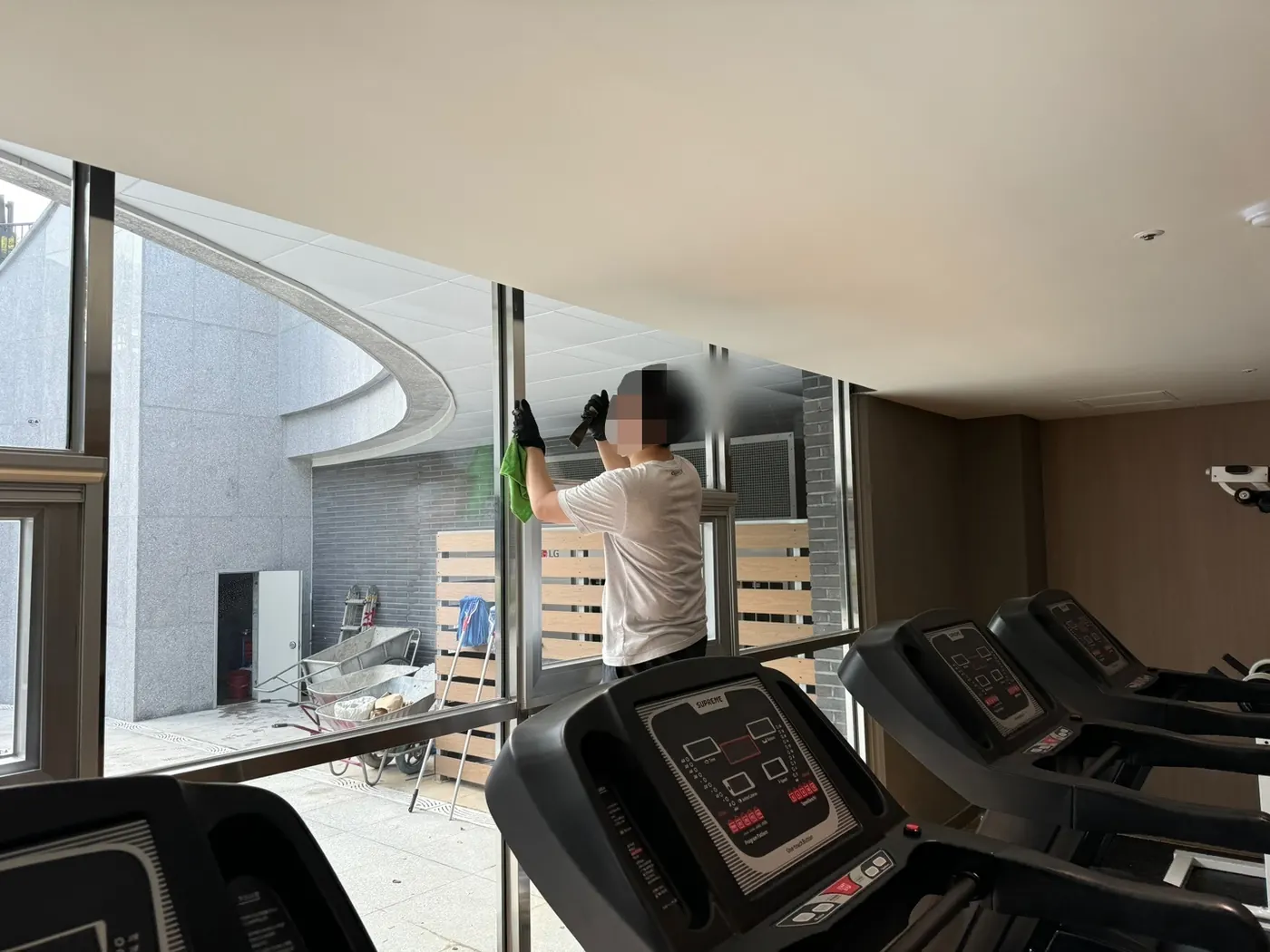 세정 진행 — 청량읍 헬스장청소 현장