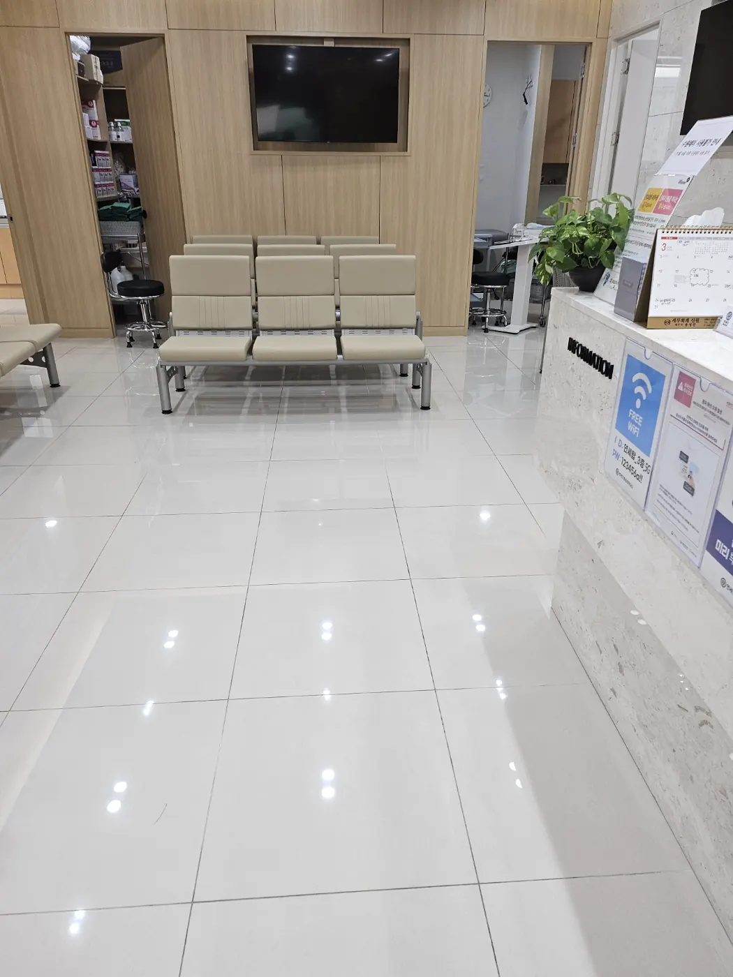 온산읍 병원청소 시공 현장 — 접수 데스크 주변