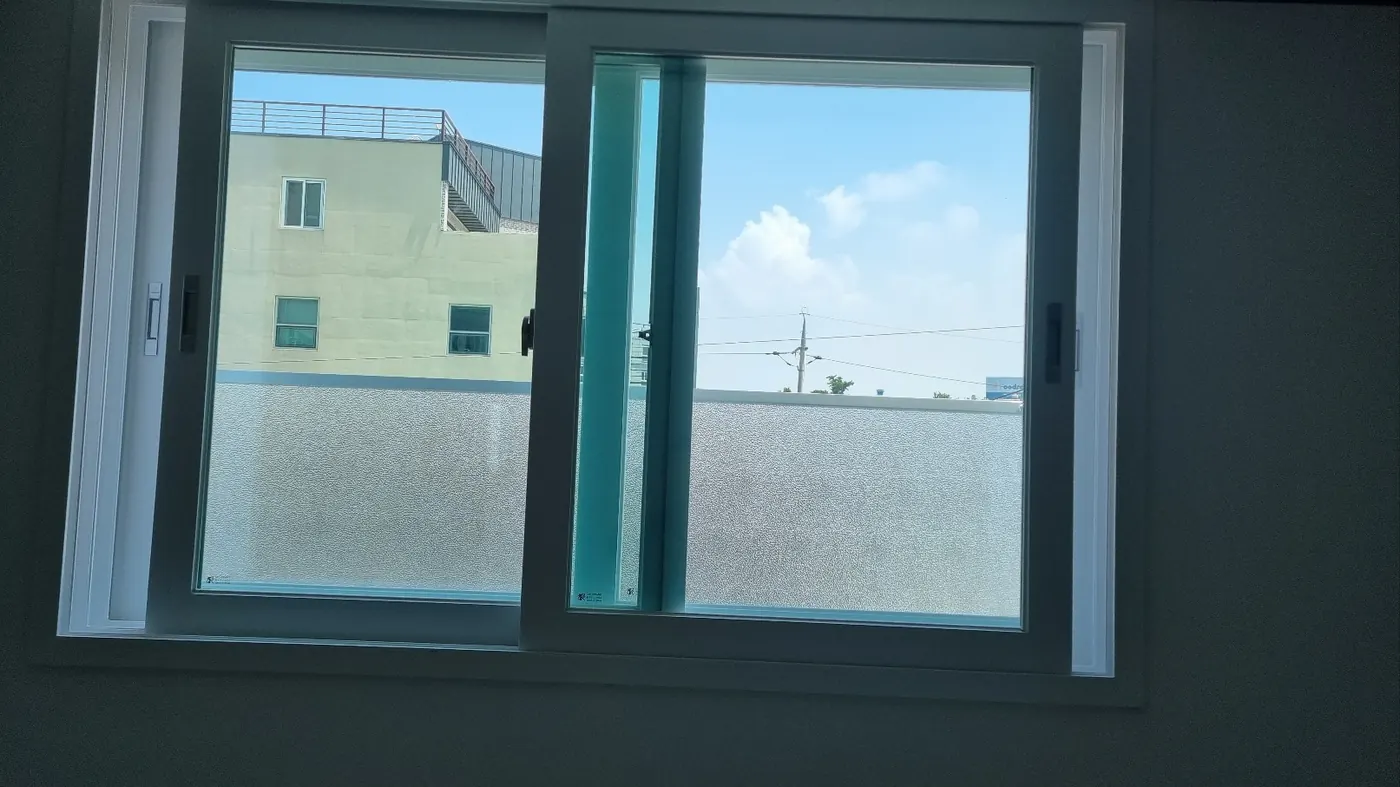 창호·유리 마감 — 일산동 입주청소 현장
