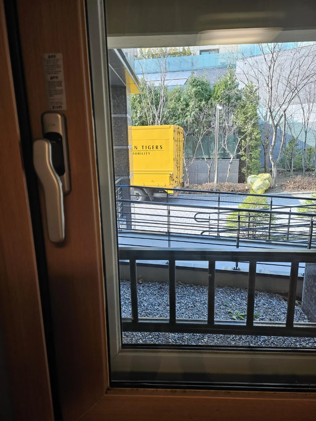 창틀 레일 청소 — 남화동 입주청소 현장