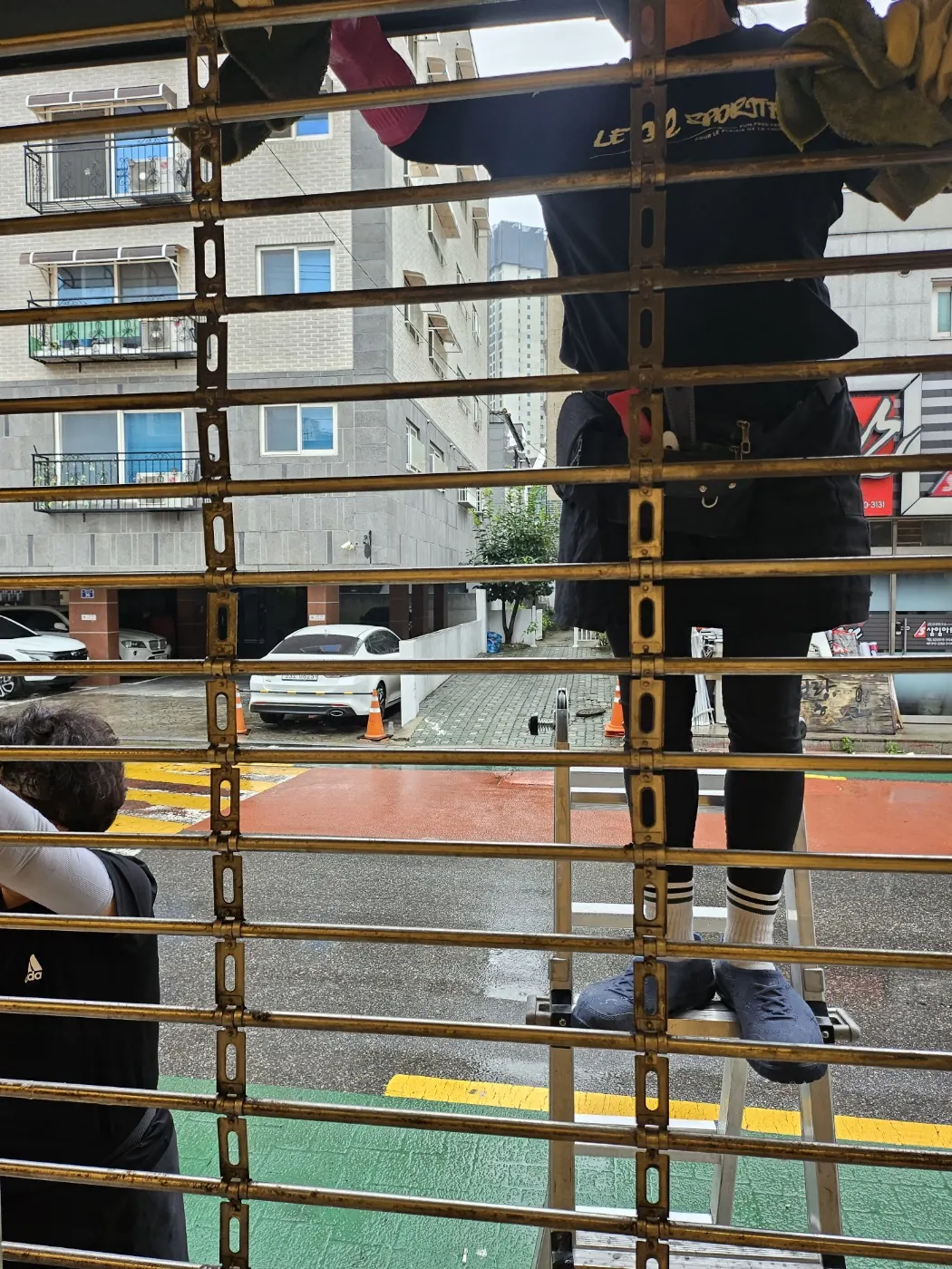 창호 마감 확인 — 어물동 준공청소 현장