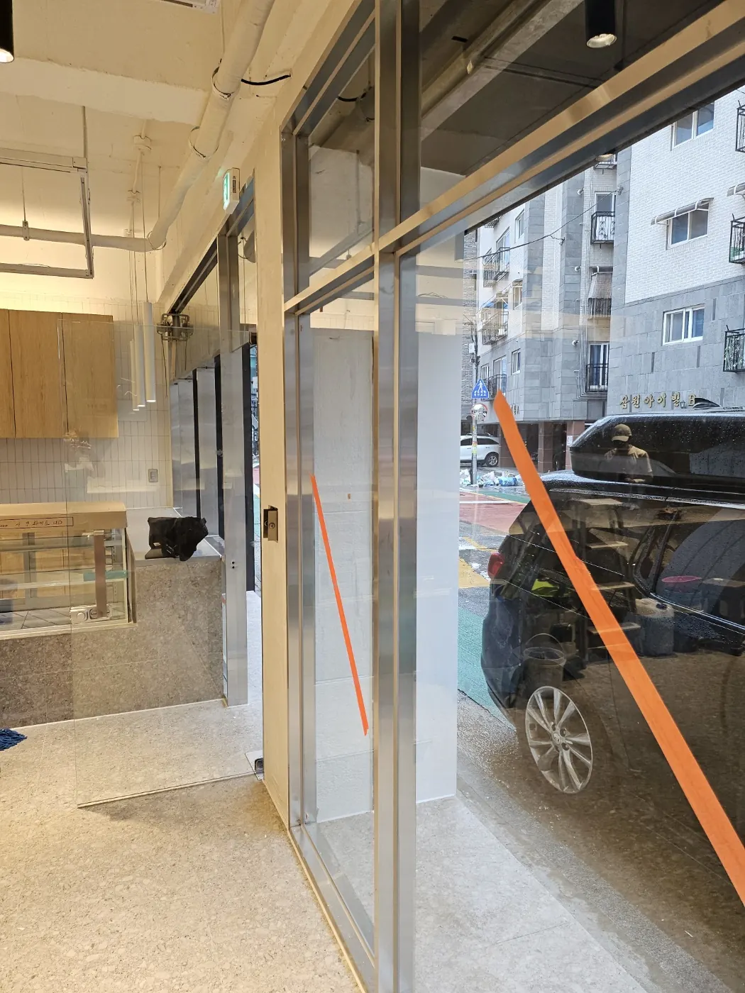 창호 마감 확인 — 동부동 준공청소 현장