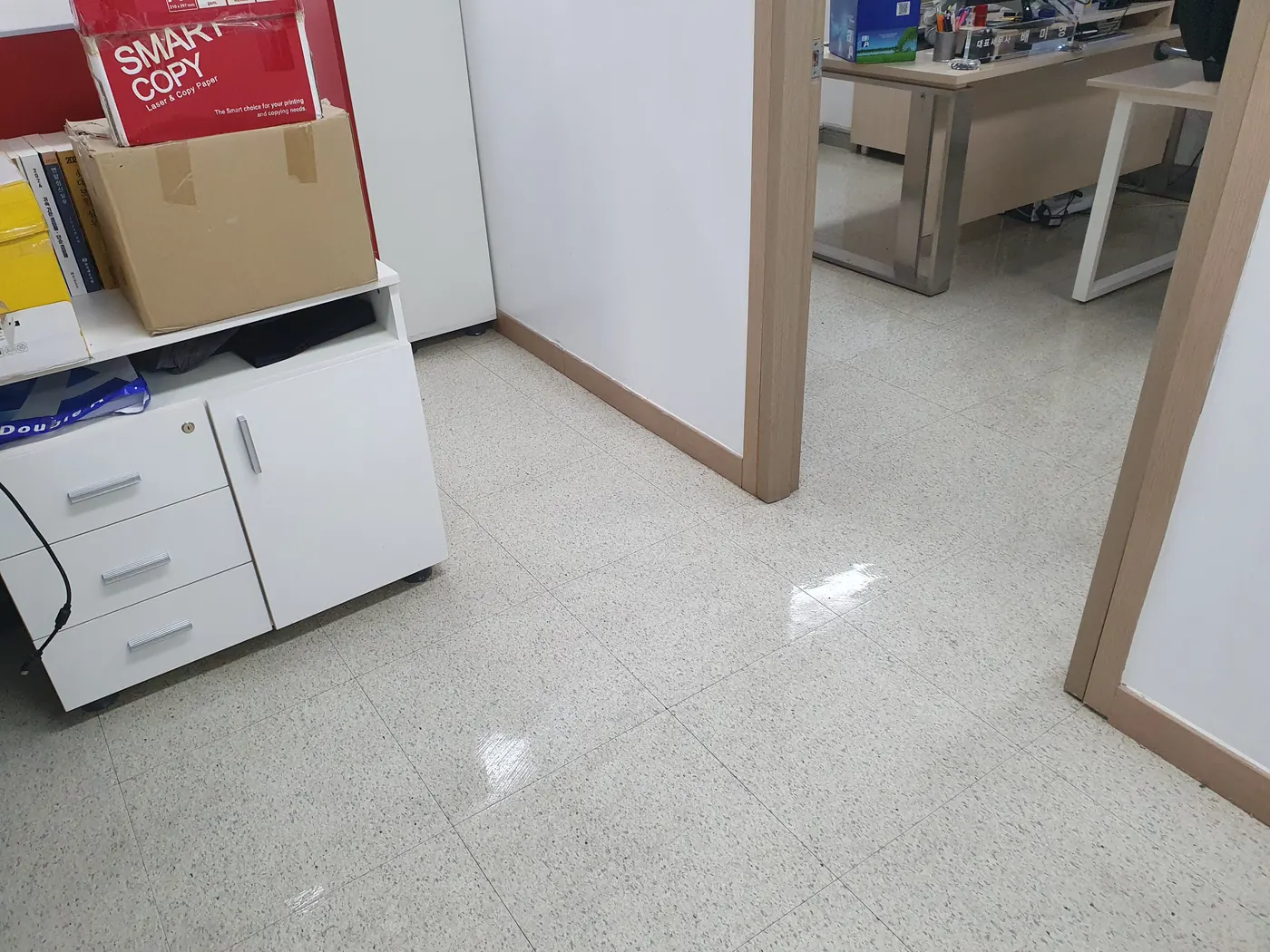 대안동 사무실청소 시공 현장 — 바닥 광택 마감