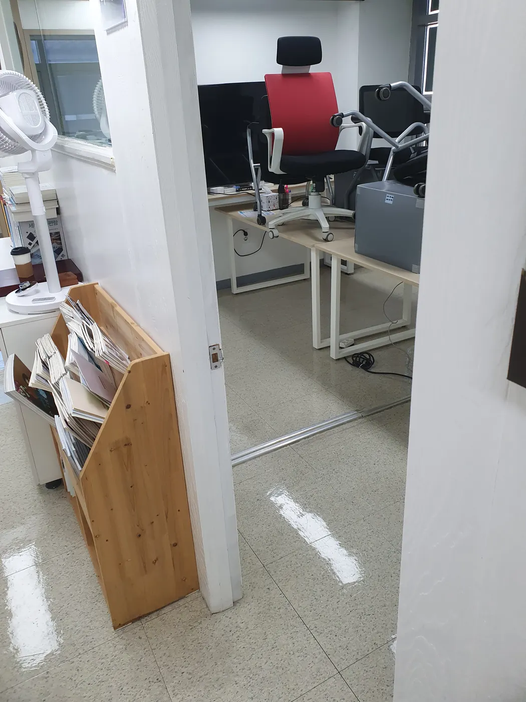 울산광역시 사무실청소 시공 현장 — 복도 바닥 마감