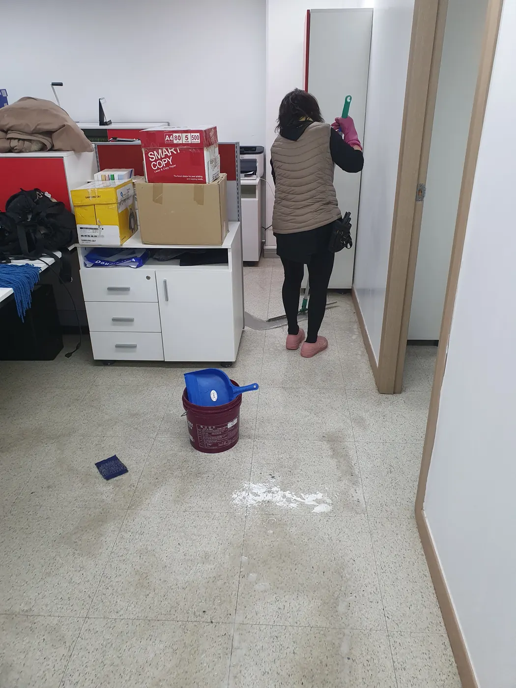 바닥 세정 진행 — 달천동 사무실청소 현장