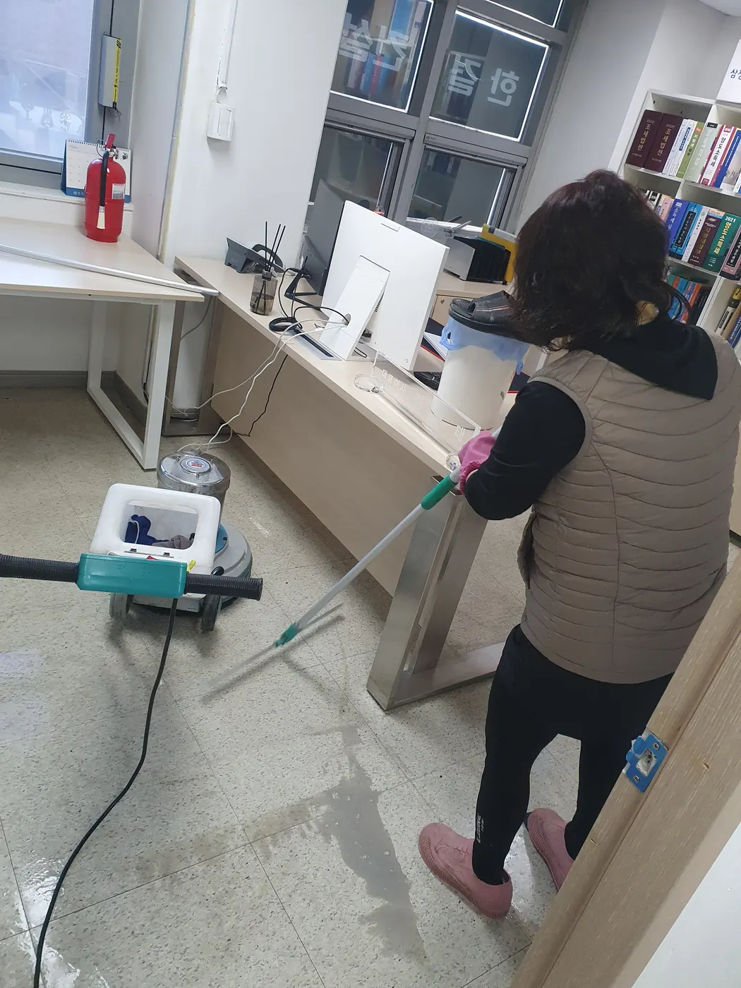 바닥 폴리셔 작업 — 당사동 사무실청소 현장