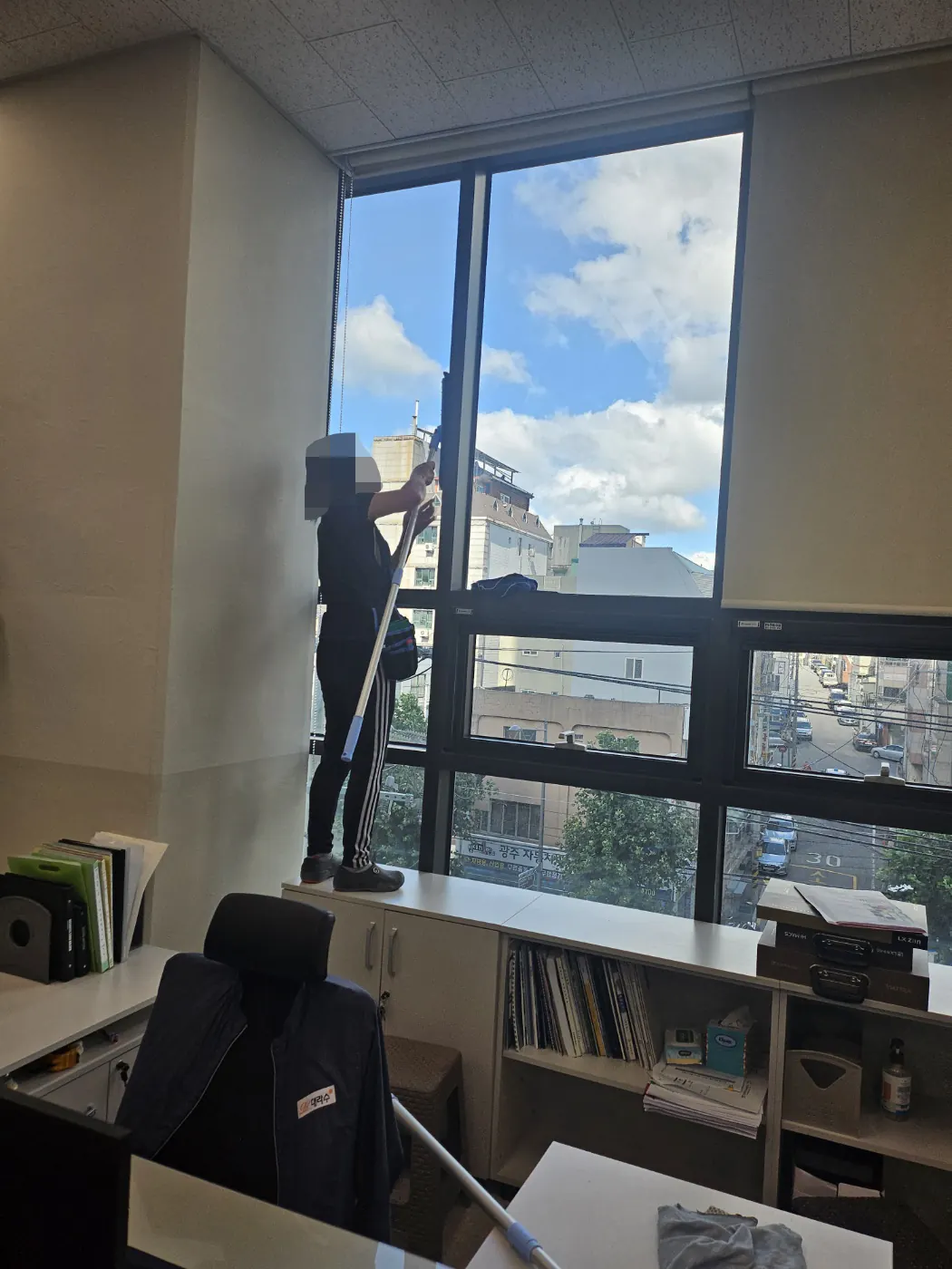 창호 청소 — 장현동 사무실청소 현장