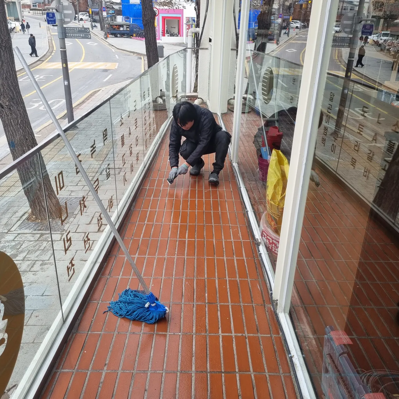 무룡동 식당청소 시공 현장 — 주방 바닥 세정