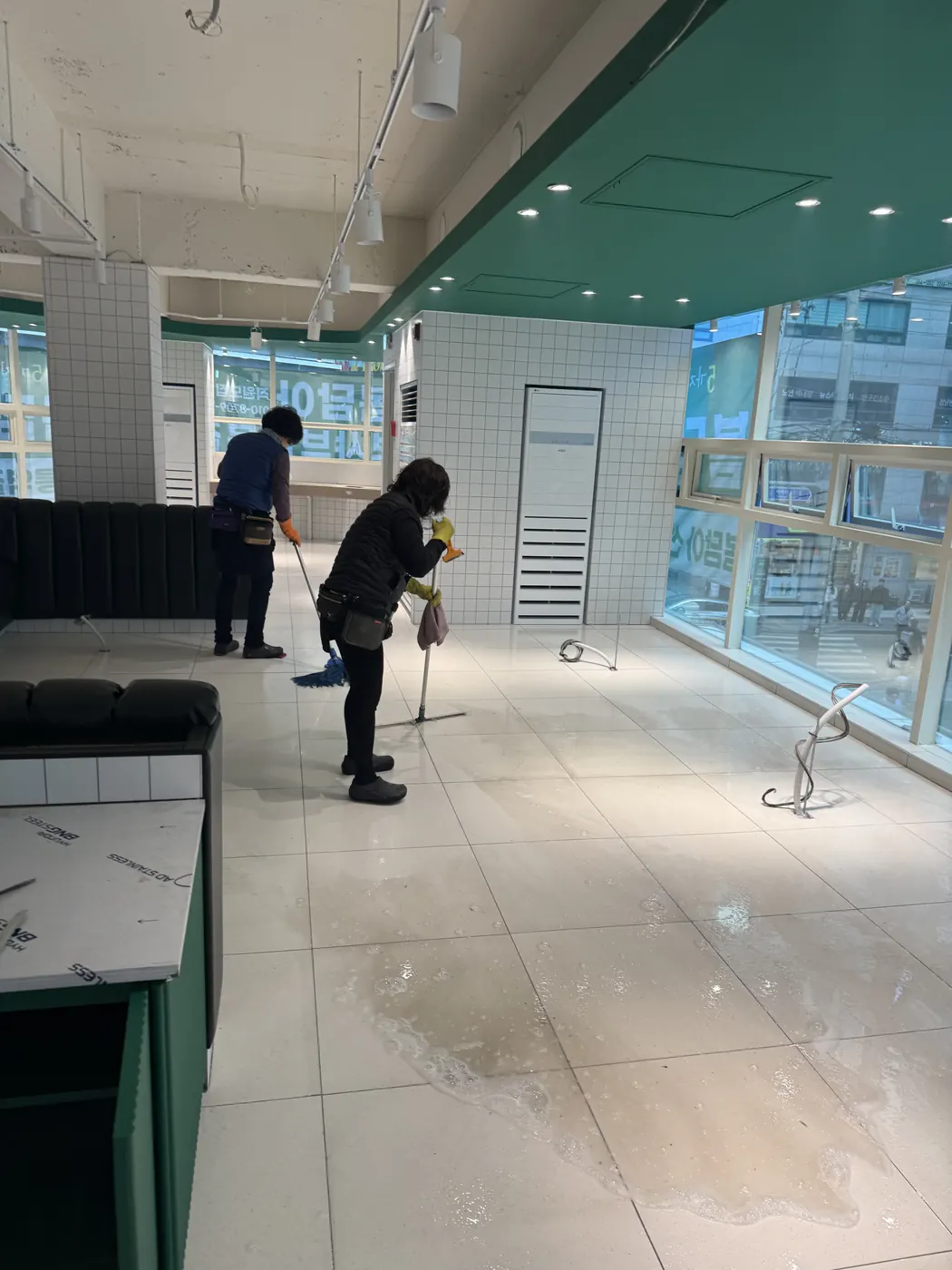 서부동 식당청소 시공 현장 — 주방 바닥 세정