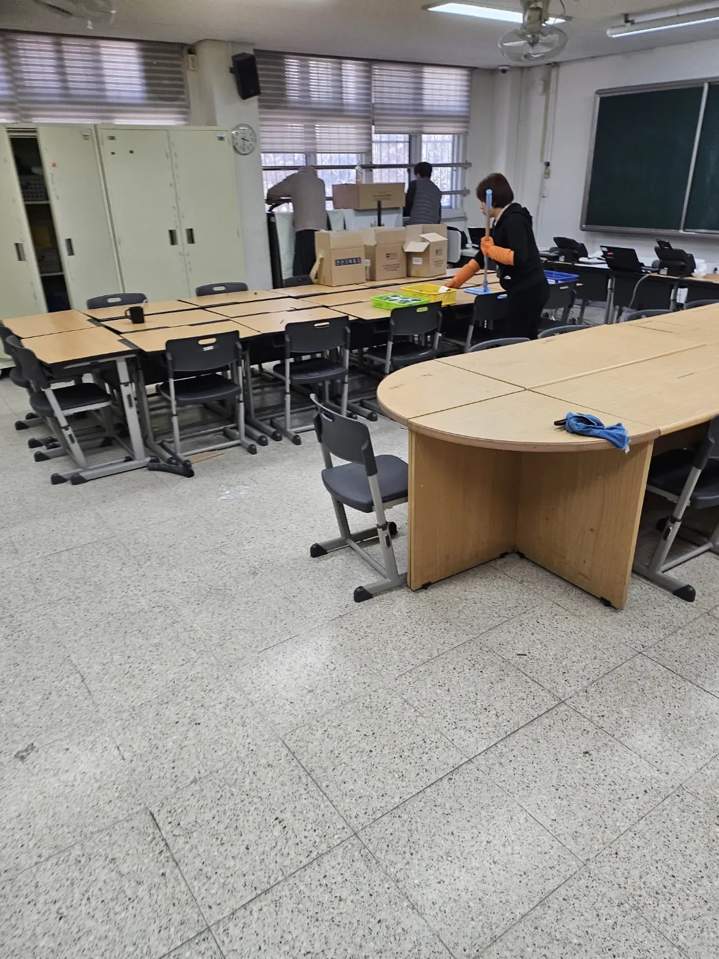어물동 학교청소 시공 현장 — 교실 정리