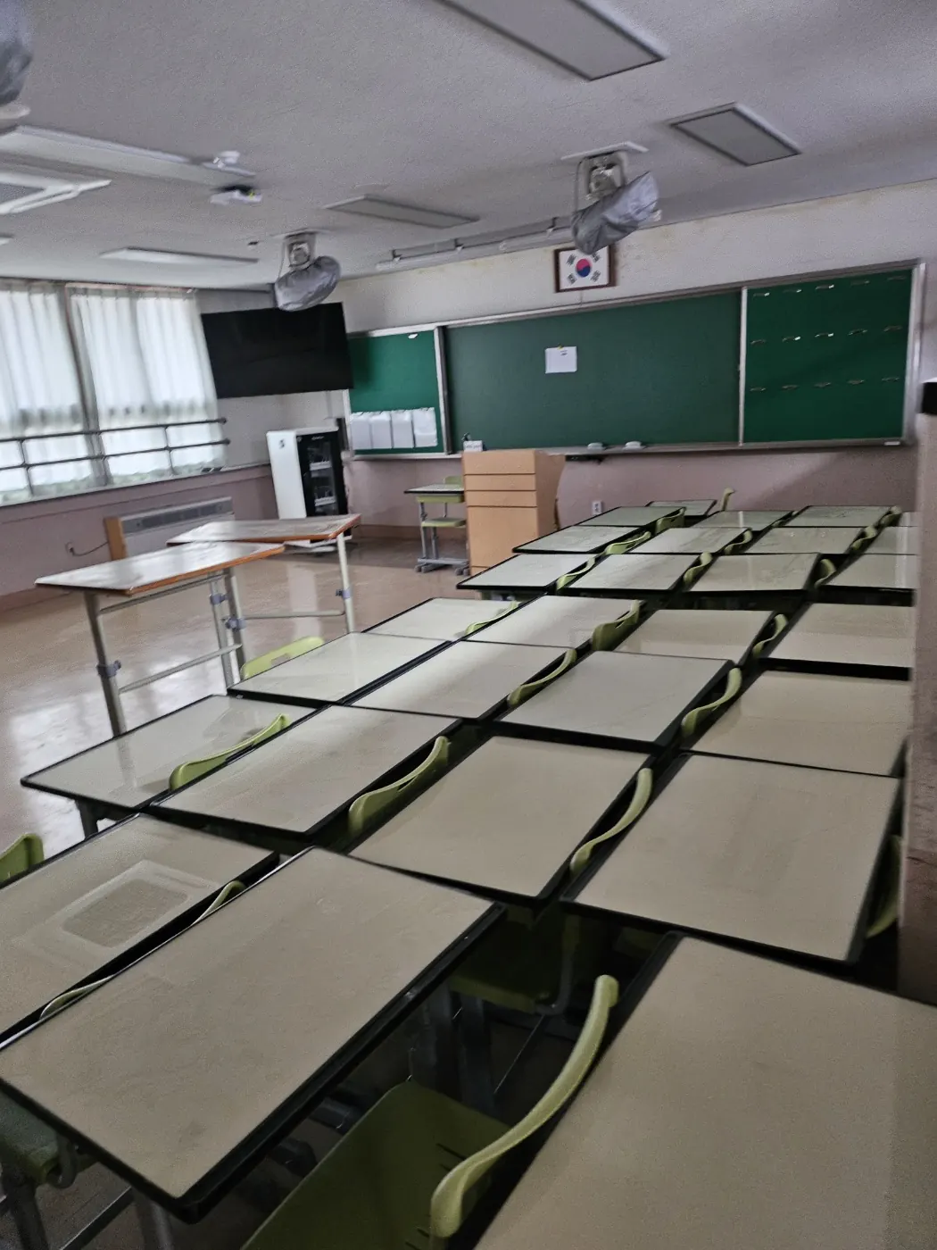 방어동 학교청소 시공 현장 — 교실 마감