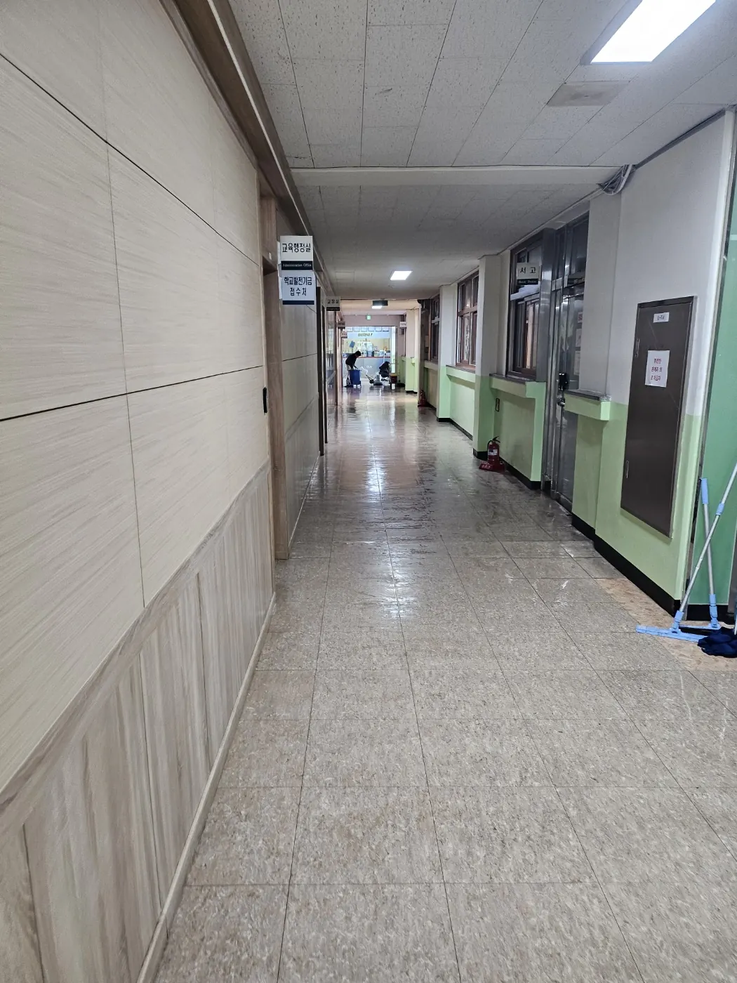 창평동 학교청소 시공 현장 — 통로 정리