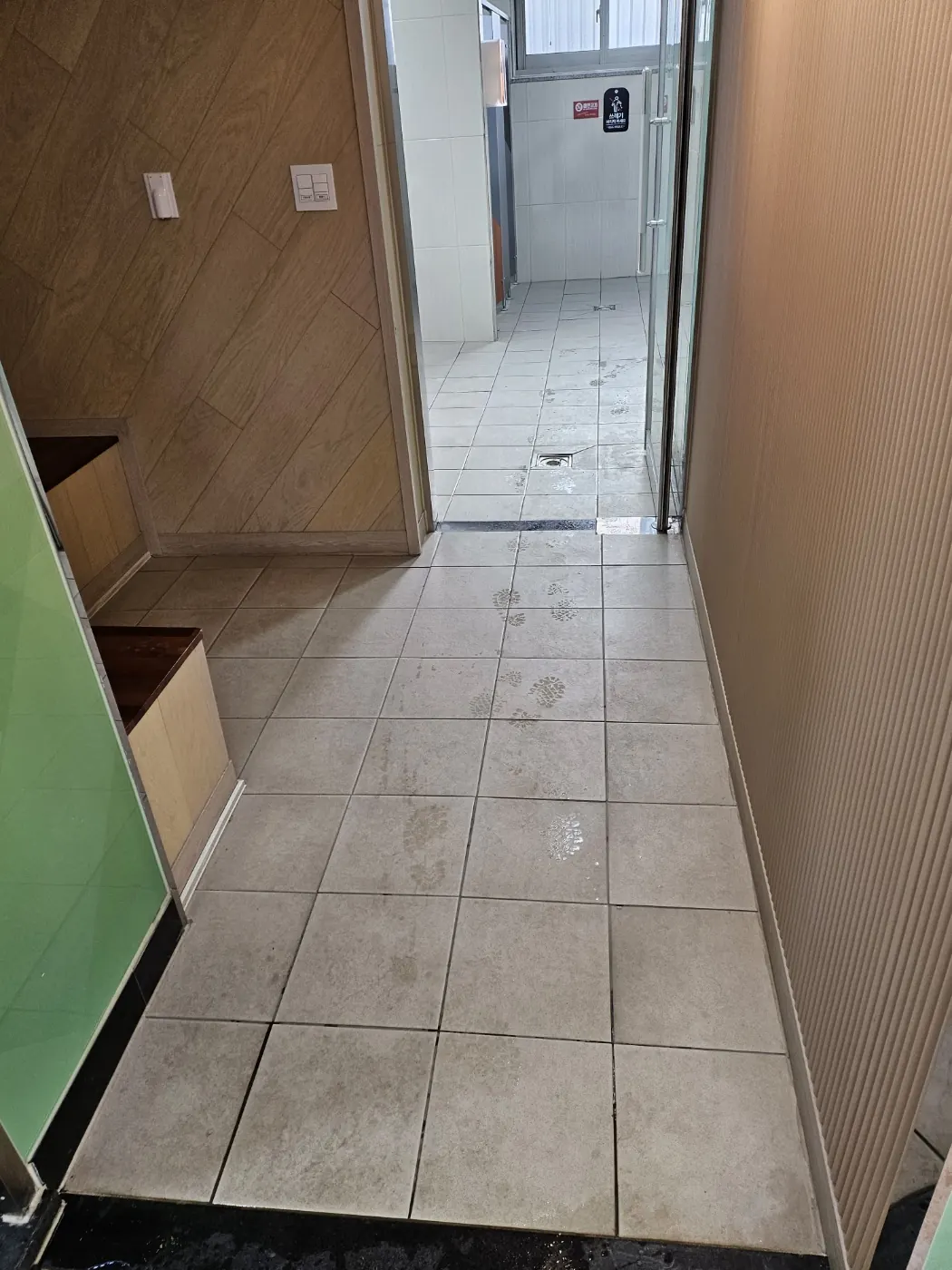 동부동 학교청소 시공 현장 — 통로 정리