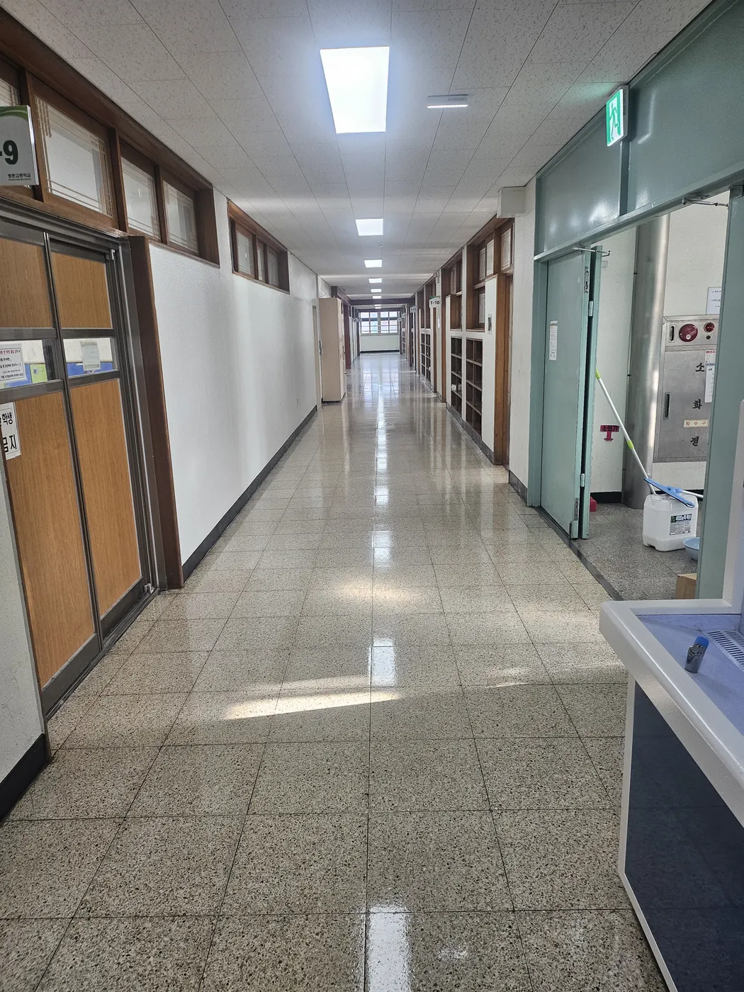 시례동 학교청소 시공 현장 — 통로 정리