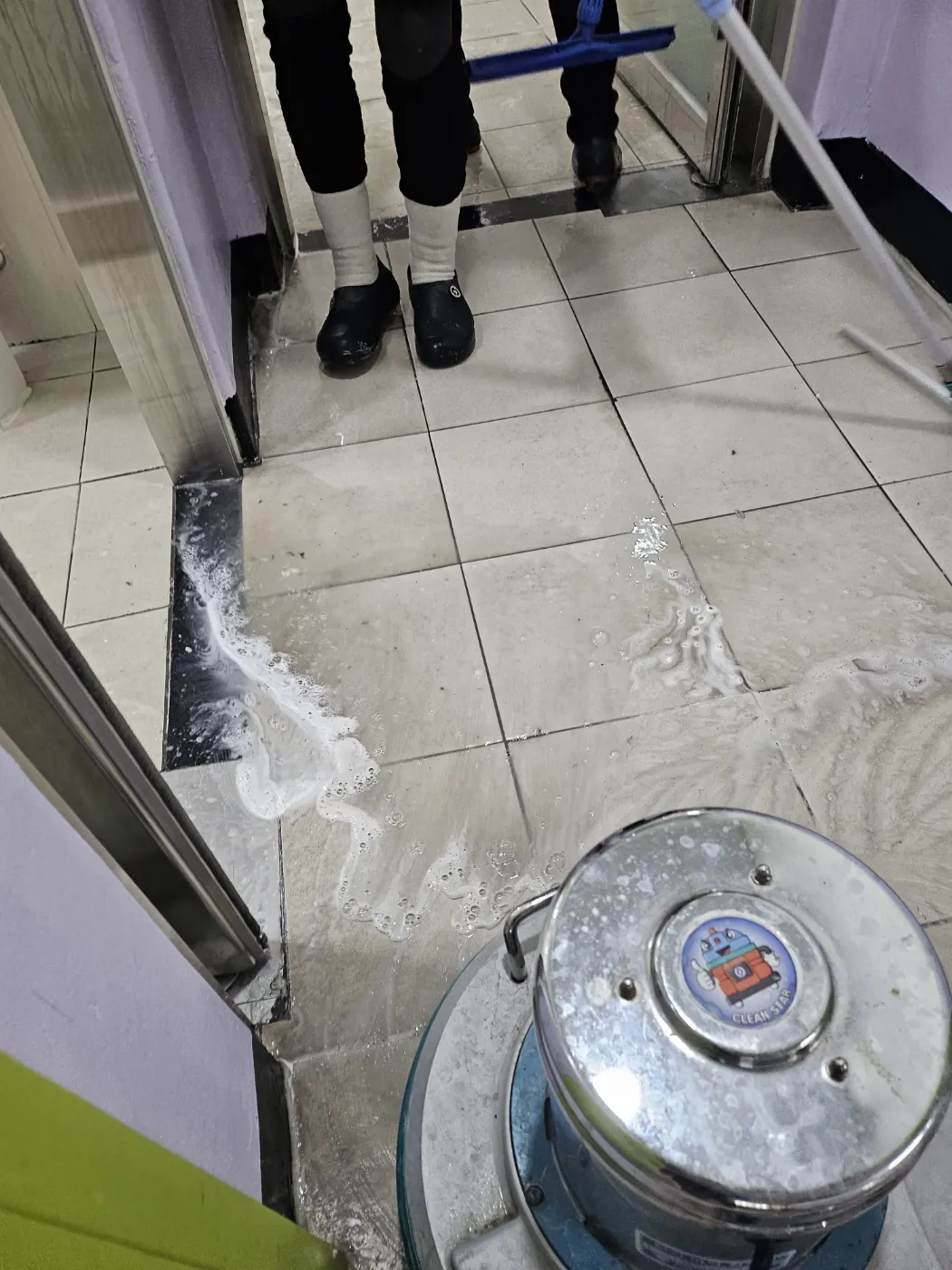 바닥 기계 세정 — 당사동 학교청소 현장