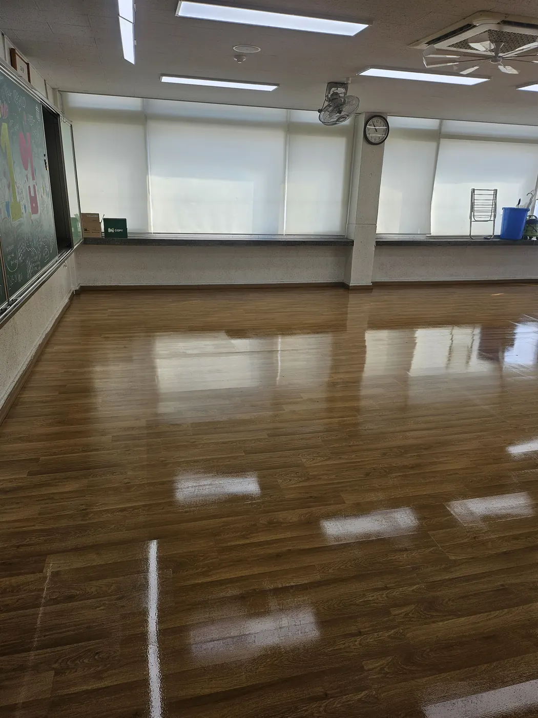 바닥 기계 세정 — 교동 학교청소 현장