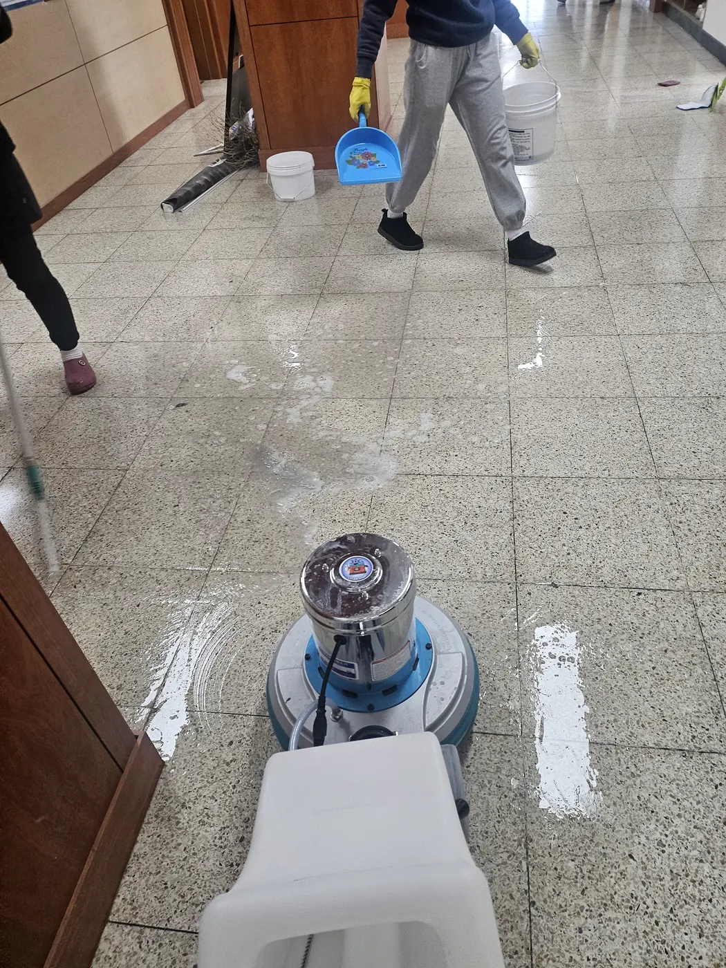왁스 재코팅 — 약사동 학교청소 현장