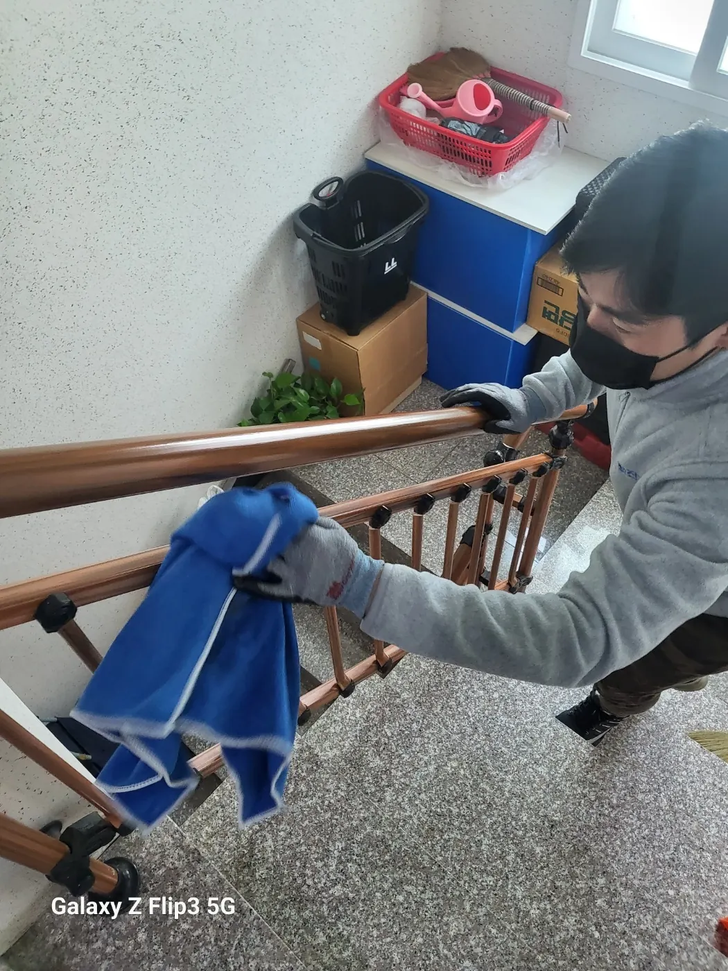 울산광역시 계단청소 시공 현장 — 계단 바닥 정리